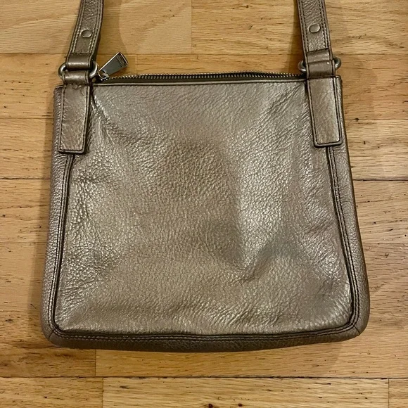 Fossil pebbled leather champagne colored Marlow turn latch crossbody - Picture 3 of 5